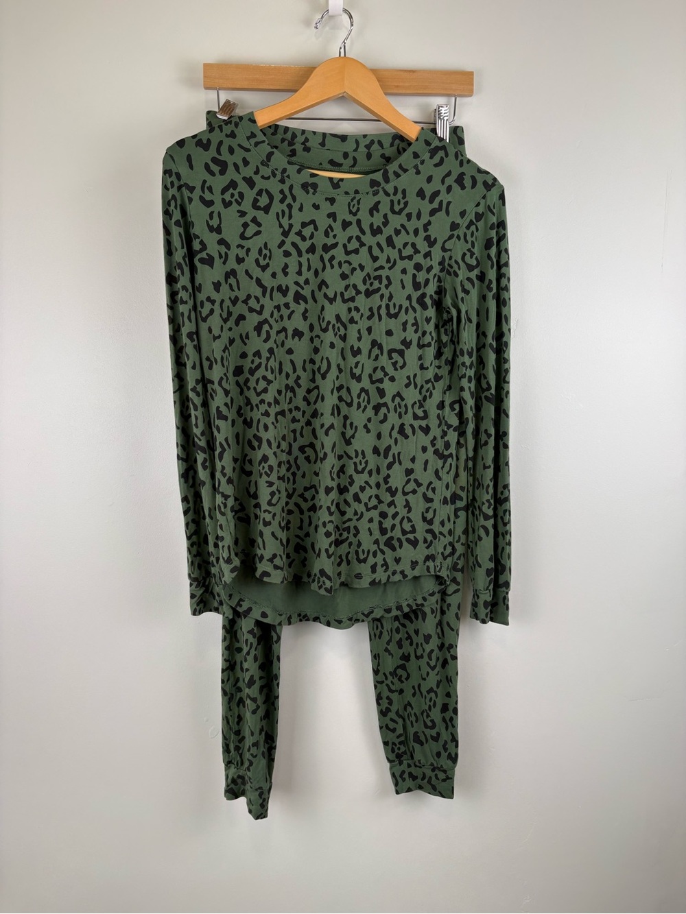 Kyte Baby Women's Jogger Pajama Set Size Small Hunter Leopard Bamboo